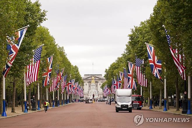 9월 18일 버킹엄궁 앞 더몰에 내걸린 미·영 국기 [AP 연합뉴스 자료사진]