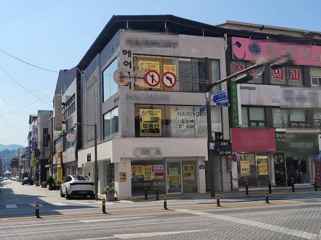 객리단길과 웨딩의 거리 사이에 있는 3층 규모 건물에 임대 현수막이 붙어있다. 문채연 기자