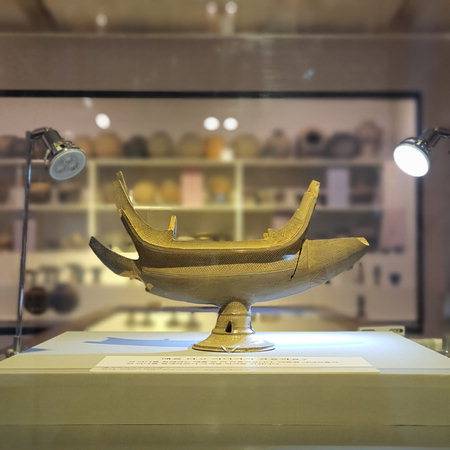 창원시립마산박물관에 전시된 가야시대 배 모양 토기.