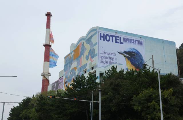 ‘2025 바다미술제’ 작품 중 부산 사하구 다대소각장에 설치된 라울 발히의 ‘부산의 온도 깃발’(왼쪽)과 조형섭의 ‘장기 초현실'. 정종회 기자 jjh@