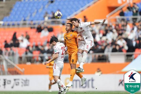 지난 3월 30일 오후 제주월드컵경기장에서 열린 제주SK와 수원FC의 경기에서 양팀 선수들이 경합하고 있다 (사진=한국프로축구연맹)