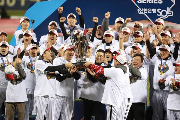 2023년 한국시리즈 우승 당시 LG 선수단이 트로피를 들어올리고 있다. (사진=LG 트윈스)