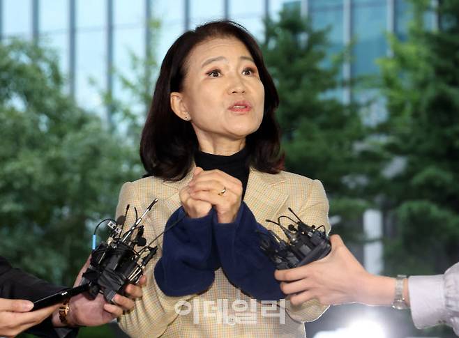 공직선거법·국가공무원법 위반 등 혐의로 체포된 이진숙 전 방송통신위원장이 지난 2일 서울 영등포경찰서로 압송돼 입장을 밝히고 있다. (사진=뉴시스)