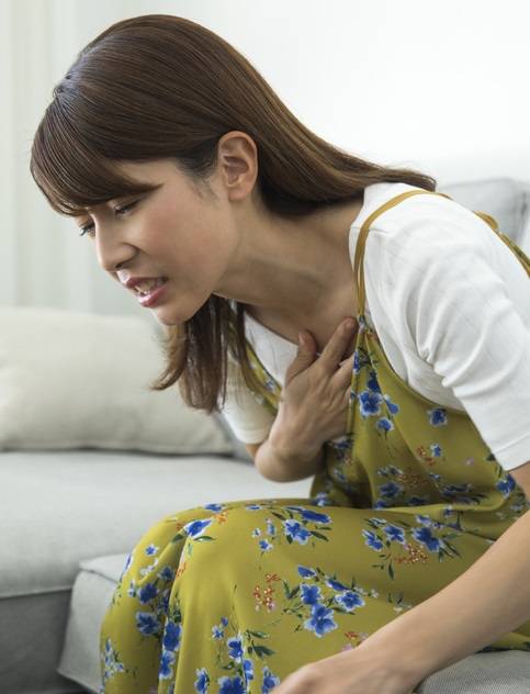 속쓰림 소화불량 위산역류 등 증상이 심하고 자주 일어나면 진료를 받는 게 좋다. 일시적으로 이런 증상이 나타나면 제산제를 복용할 수 있다. 특별한 상황에서 약을 구할 수 없을 땐,따뜻한 물을 마시고 찜질 팩을 배 위에 올려 놓는 등  가정요법이 긴요하다. 사진=게티이미지뱅크