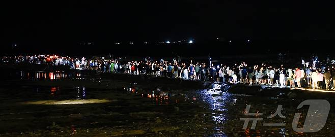 LED 횃불을 든 시민들이 지난달 20일 오후  '25회 무창포 신비의 바닷길 축제' 현장에서 대행진을 펼치고 있다. (보령시 제공, 재판매 및 DB금지)/뉴스1