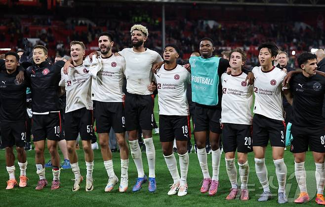 노팅엄 포레스트 원정 경기에서 승리 후 동료들과 기뻐하는 조규성(왼쪽 두번째)과 이한범(오른쪽 두번째) ⓒ 로이터=뉴스1