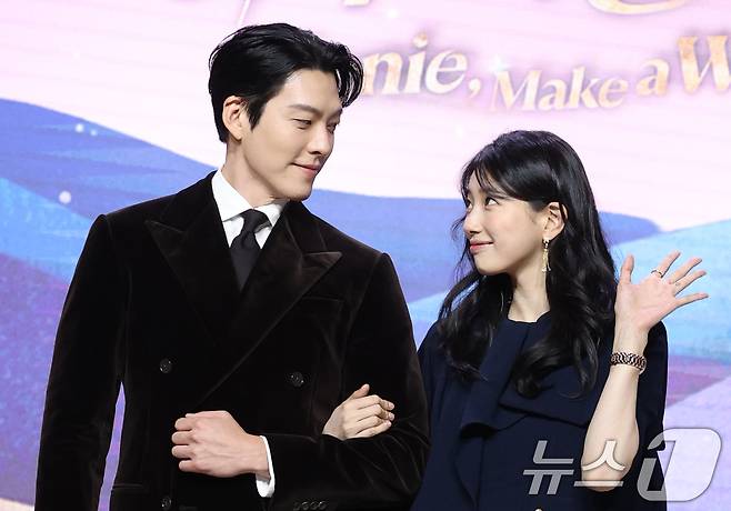 배우 김우빈과 수지(오른쪽) 2025.9.29/뉴스1 ⓒ News1