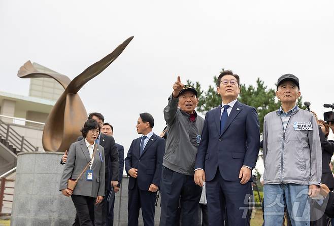 이재명 대통령이 3일 인천 강화군 강화평화전망대에서 실향민과 북녘을 바라보며 대화하고 있다. (대통령실 제공. 재판매 및 DB 금지) 2025.10.3/뉴스1 ⓒ News1 이재명 기자