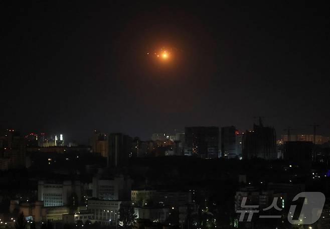 21일(현지시간) 우크라이나 키이우에 침입한 러시아 드론을 향해 우크라이나군이 사격을 하고 있다. 2025.08.21 ⓒ 로이터=뉴스1 ⓒ News1 김지완 기자