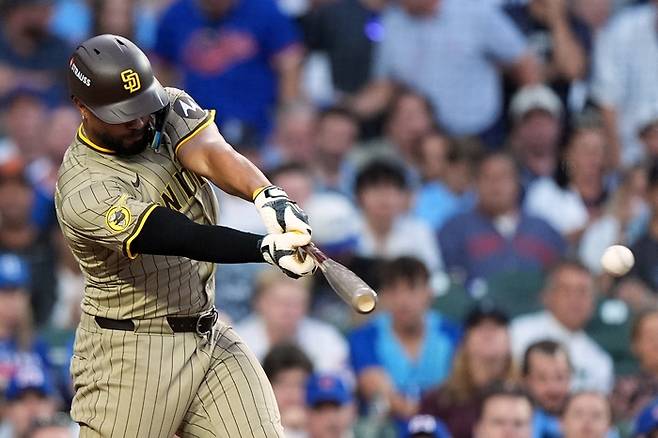 샌디에이고 잰더 보가츠가 3일(한국 시간) 미국 일리노이주 시카고 리글리 필드에서 열린 2025 메이저리그(ML) NL 와일드카드 시리즈 시카고 컵스전에서 타격하고 있다. 사진 | 시카고=AP 연합뉴스