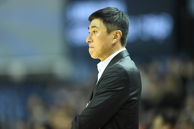 KCC 이상민 감독이 3일 서울 잠실실내체육관에서 열린 2025~26 LG전자 프로농구 개막전 삼성과 경기를 지켜보고 있다. 사진 | KBL