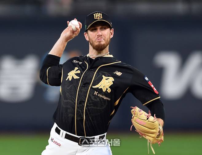 KT 패트릭이 18일 수원케이티위즈파크에서 열린 2025 KBO리그 LG와의 더블헤더 2차전에 선발 등판해 힘차게 공을 던지고 있다. 수원 | 박진업 기자 upandup@sportsseoul.com