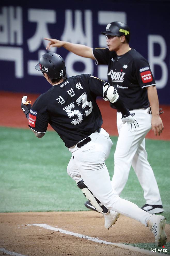 김민혁이 우중간에 타구를 보낸 뒤 2루를 향해 달리고 있다. 사진 | KT 위즈