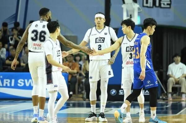 3일 잠실실내체육관에서 치러진 서울 삼성과의 2025~26시즌 LG전자 프로농구 개막전에서 부산 KCC 선수들이 득점 후 기쁨을 나누고 있다. /사진=한국프로농구연맹(KBL)