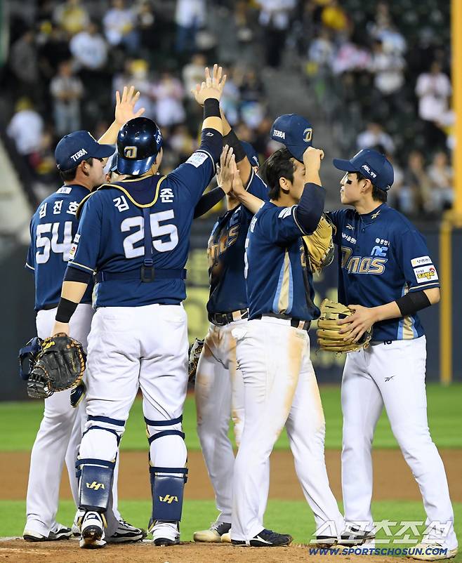 1일 잠실구장에서 열린 LG 트윈스와 NC 다이노스의 경기. 승리한 NC 선수들이 기뻐하고 있다. 잠실=박재만 기자 pjm@sportschosun.com/2025.10.01/