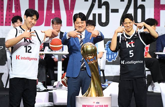 KT 문경은 감독(가운데)과 김선형(오른쪽)이 미디어데이에서 우승을 다짐하고 있다. 사진제공=KBL