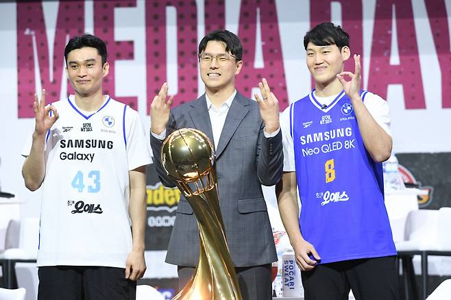 미디어데이에 참가한 삼성 이대성(왼쪽)과 김효범 감독(가운데). 사진제공=KBL