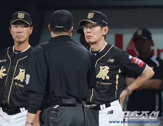 16일 수원 케이티위즈파크에서 열린 KT와 LG의 경기. 8회 심판 판정에 어필하는 KT 이강철 감독. 수원=송정헌 기자songs@sportschosun.com/2025.09.16/
