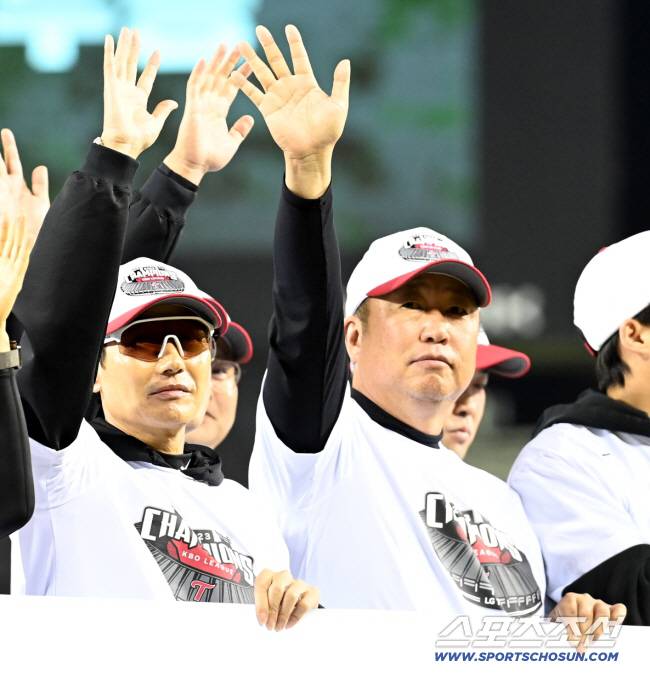 6일 잠실야구장에서 열린 KIA와 LG의 경기, 경기 종료 후 펼쳐진 LG 트윈스의 정규시즌 우승 세리머니에서 차명석 단장과 염경엽 감독이 팬들에 감사인사를 하고 있다. 잠실=허상욱 기자wook@sportschosun.com/2023.10.06/