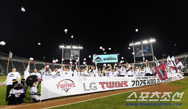1일 잠실구장에서 정규리그 우승을 확정 지은 LG 트윈스 선수들이 환호하고 있다. 잠실=박재만 기자 pjm@sportschosun.com/2025.10.01/