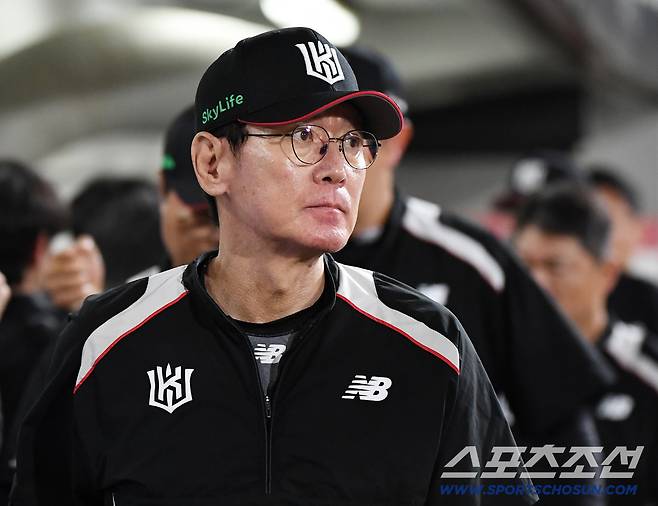1일 광주 기아챔피언스필드에서 열린 KT-KIA전. KT가 9대3으로 승리했다. 이강철 감독이 코칭스태프와 인사를 나눈 후 그라운드로 나가고 있다. 광주=정재근 기자 cjg@sportschosun.com/2025.10.1/