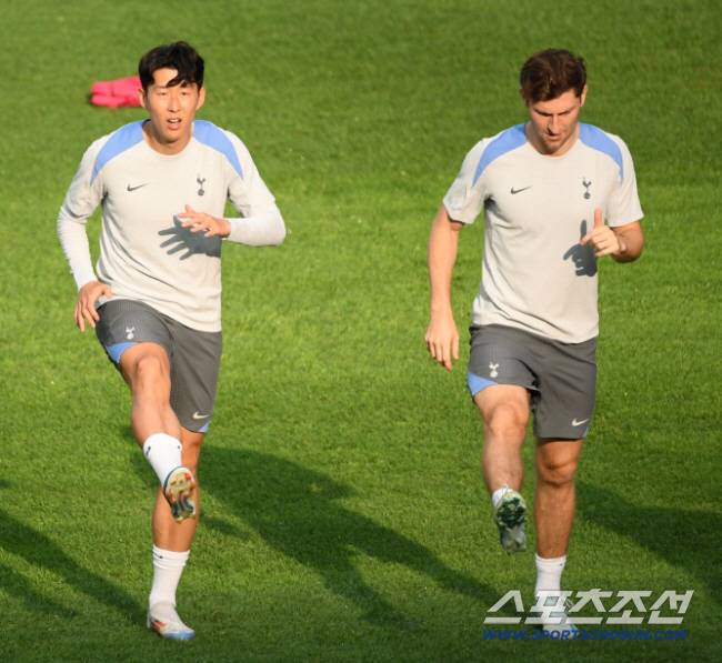 토트넘 홋스퍼 오픈 트레이닝이 30일 서울월드컵경기장에서 열렸다. 토트넘 손흥민, 벤 데이비스가 몸을 풀고 있다. 상암=박재만 기자 pjm@sportschosun.com /2024.07.30/