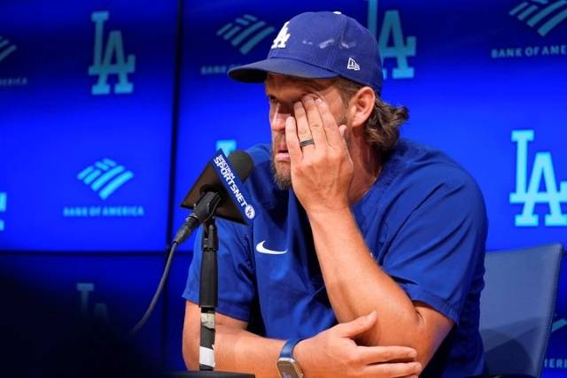 지난 18일 LA 다저스타디움에서 은퇴 기자회견을 하고 있는 커쇼. '살아있는 전설'의 은퇴발표는 미국은 물론, 전 세계 야구팬들을 놀라게 했다. / AP뉴시스