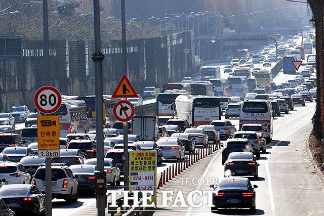 3일 경찰청에 따르면 지난 2020~2024년 추석 연휴 교통사고는 연평균 2114건 발생했다. 사망자는 연평균 32명, 부상자는 연평균 3523명이었다. 특히 과속 사고로 인한 사망률은 평균 30%에 달했다. 2023년과 지난해는 각각 41.3%, 41.1%로 과속 사고 10건 중 4건꼴로 사망자가 발생했다. /남용희 기자