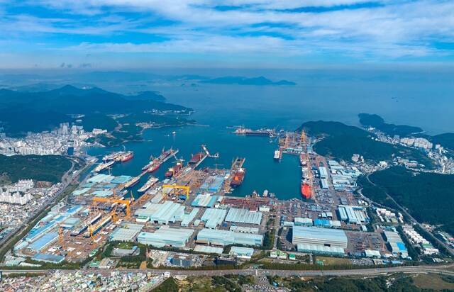 한화오션 거제사업장이 다양한 실증 연구설비와 정보통신기술(IT), 로봇을 활용해 스마트 야드 구축을 추진하고 있다. /한화오션