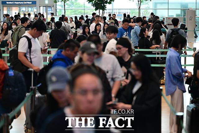 여객들로 북적이는 인천공항.