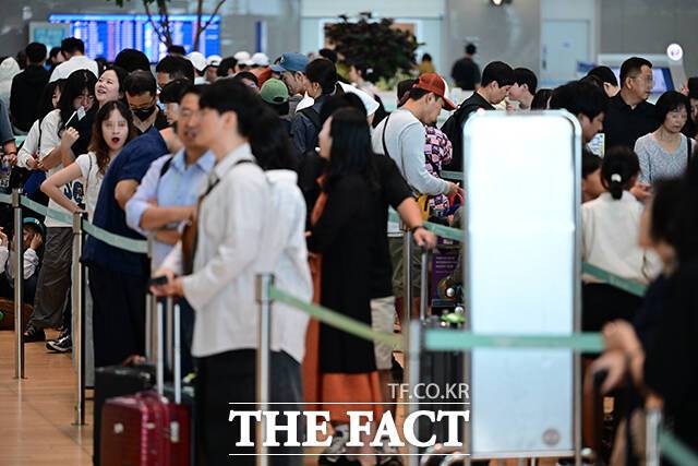 긴 황금연휴에 여행을 기다리는 여객들.