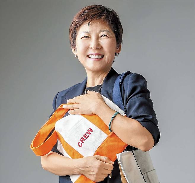 지난 달 서울 광화문에서 만난 로이스 김. 그가 실직 후 1년 반 일했던 미국 마트 ‘트레이더 조’의 에코백을 품에 안고 활짝 웃었다. 트레이더 조는 직원들을 위해 '동료(crew)'라고 따로 새긴 가방을 나눠줬다고 했다. /장련성 기자