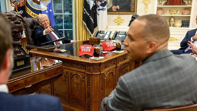 도널드 트럼프 미국 대통령이 지난 달 30일 백악관 집무실에서 민주당 지도부와 회동하며 2028년 대선 3선 도전을 암시하는 'TRUMP 2028' 모자를 책상에 꺼내놓은 모습. /트루스소셜