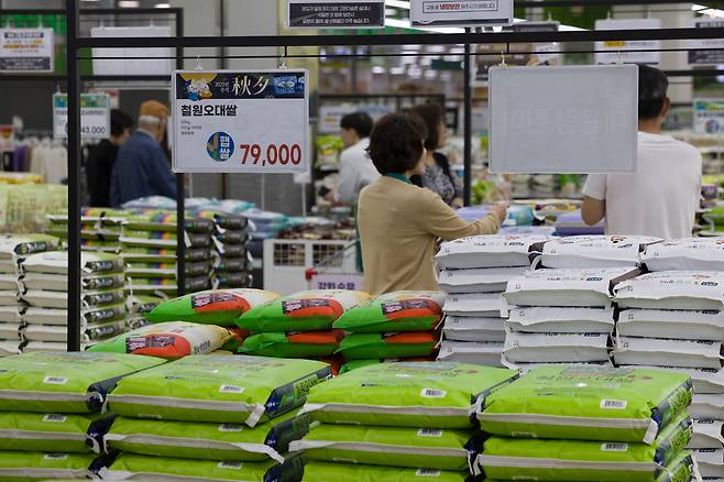 [서울=뉴시스] 김근수 기자 = 2일 서울 시내의 한 대형마트에 쌀이 진열돼 있다. 국가데이터처가 발표한 '9월 소비자물가동향'에 따르면 지난달 소비자물가지수는 117.06(2020=100)로 전년 동월 대비 2.1% 상승했다. 쌀값 상승에 찹쌀 46.1%, 쌀 15.9% 등 물가 상승률이 컸다.2025.10.02. ks@newsis.com