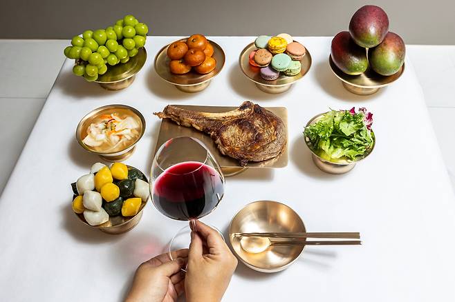 조선일보 '아무튼, 주말'이 지난해 추석 때 제안했던 모던 미식가 조상님을 위한 차례상. 성균관유도회가 발표한 간소화 표준안을 따르되 애플망고, 개성주악, 마카롱, 토마호크 스테이크, 레드와인 등 우리 시대에 즐기는 음식들로 교체했다. /이신영 영상미디어 기자