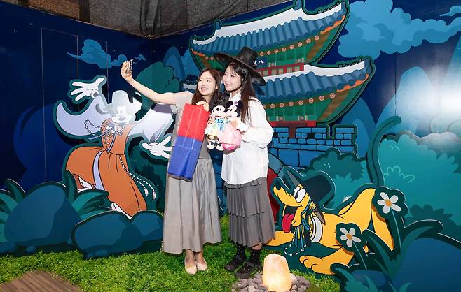 현대백화점은 19일까지 판교점 10층 토파즈홀에서 '디즈니스토어와 함께하는 추석 달맞이 체험' 팝업스토어를 진행한다. /현대백화점