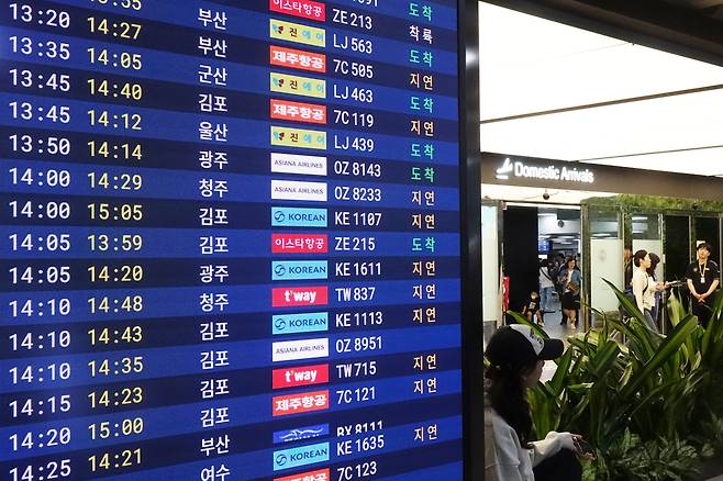 추석 연휴 첫날인 3일 오후 제주국제공항 1층 도착장이 입도객들로 붐비고 있다. /뉴시스