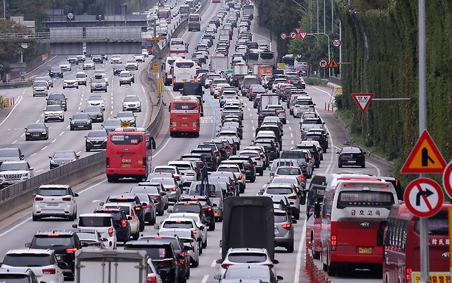 추석 연휴 첫날인 3일 오후 서울 서초구 잠원IC 부근 경부고속도로 하행선이 귀성 차량으로 정체를 빚고 있다. /뉴스1