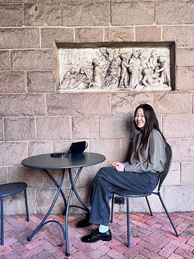 셔츠+데님 팬츠 조합에도 잘 어울리는 로퍼. 인스타그램 @atti.present