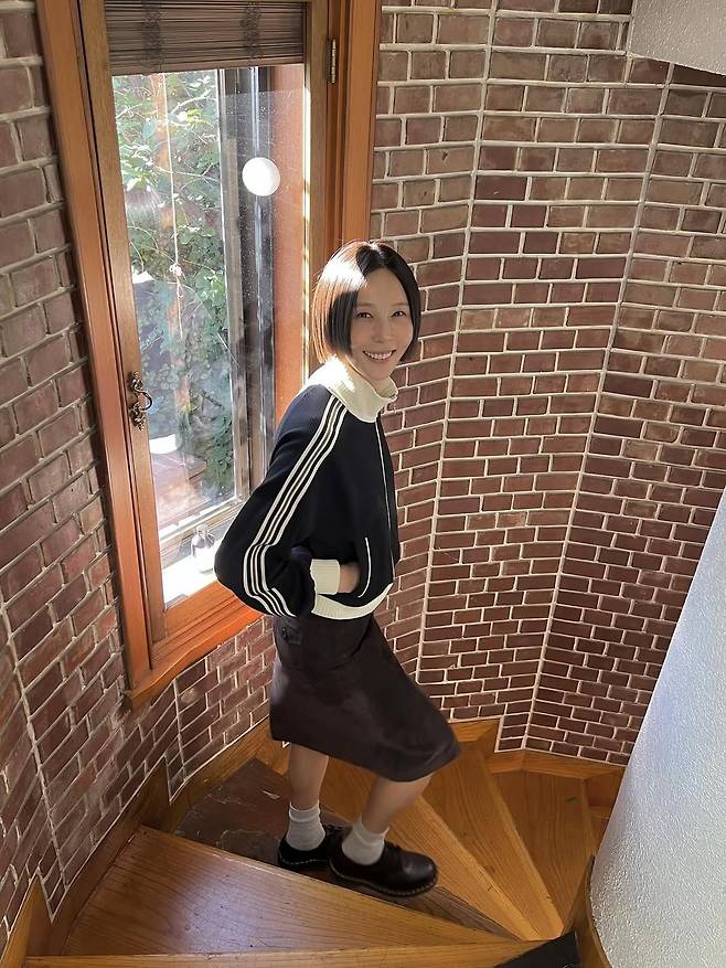 트랙 재킷을 브라운 미디 스커트와 함께 매치한 김나영. 인스타그램 @nayoungkeem