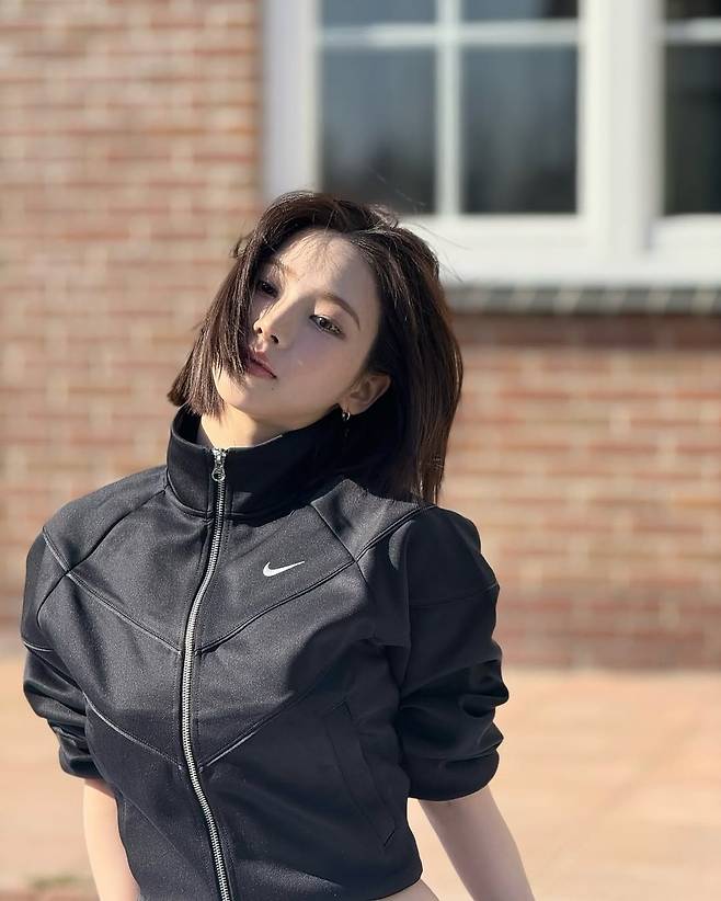 나이키 트랙 재킷을 착용한 카리나. 인스타그램 @katarinabluu