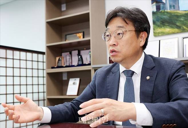 이용우 더불어민주당 의원이 지난달 25일 의원회관에서 데일리안과 인터뷰를 하고 있다. ⓒ데일리안 홍금표 기자