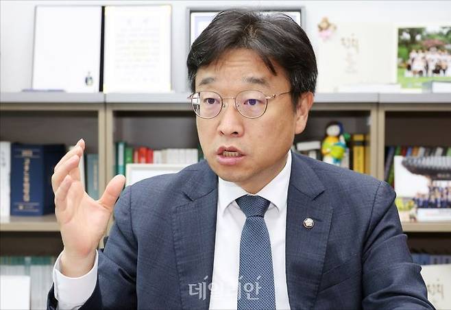 이용우 더불어민주당 의원이 지난달 25일 의원회관에서 데일리안과 인터뷰를 하고 있다. ⓒ데일리안 홍금표 기자