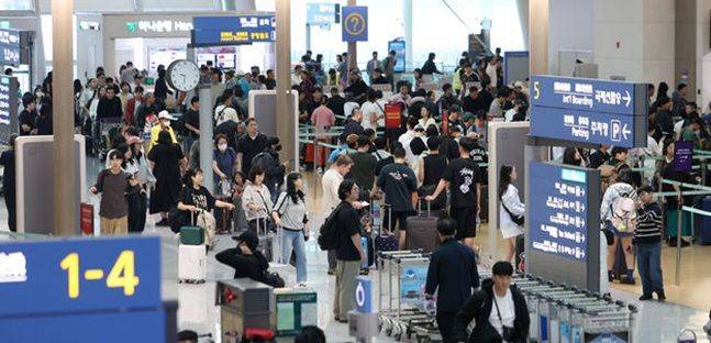 개천절이자 추석 연휴 첫 날인 3일 인천국제공항 출국장에서 여행객들이 출국 수속을 밟고 있다. ⓒ 뉴시스