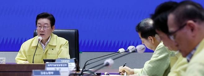 이재명 대통령이 28일 정부서울청사에서 중앙재난안전대책본부 회의를 열고 국가정보자원관리원 화재에 따른 초유의 국가전산망 마비 사태를 논의하고 있다. 이 대통령은 이날 “대비책이 작동을 안 한 게 아니라 아예 없었다. 이해가 안 된다”며 “국민들께서 큰 불편과 불안을 겪고 있다. 국정의 최고 책임자로서 송구하다”고 말했다. 대통령실사진기자단