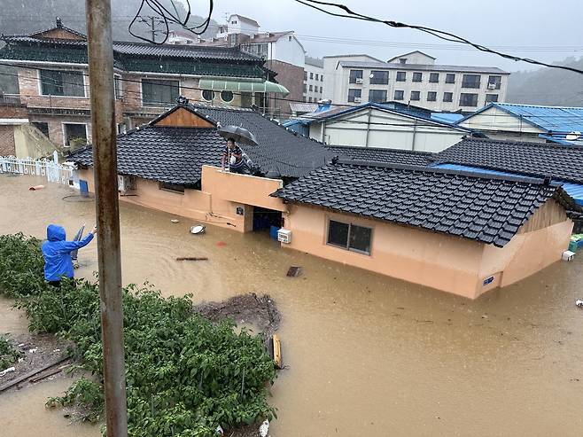 비가 멎은 뒤 구조가 상당히 진행된 시점에 찍힌 현장 사진. 삼가면사무소 제공. 김수연 기자 xunnio410@donga.com