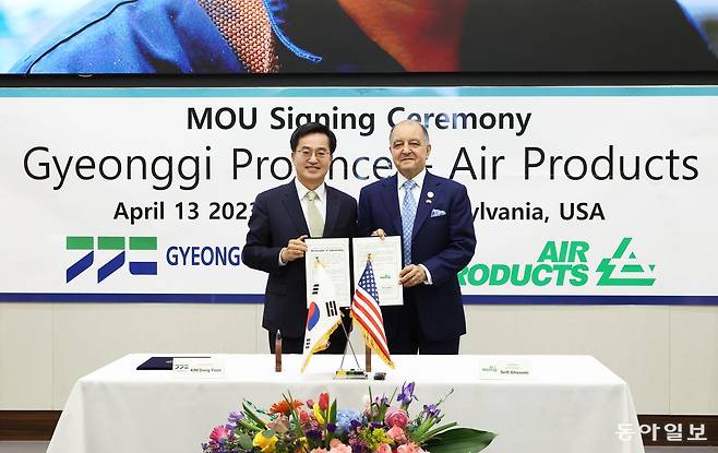 김동연 경기도지사가 2023년  4월13일 (현지시간) 펜실베니아 앨런타운에 있는 에어프로덕츠 본사에서 세이피 가세미(Seifi Ghasemi) 회장과 투자 양해각서에 서명한 뒤 기념사진을 찍고 있다. 동아일보 자료사진