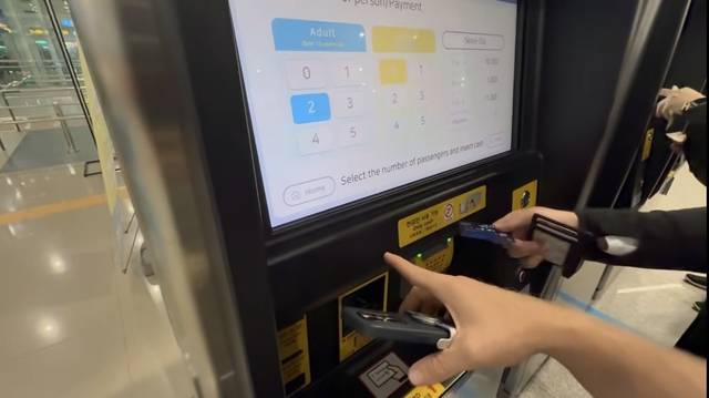 지하철 승차권 발매기 앞에서 외국인 관광객이 신용카드로 결제하려다 현금만 가능하다는 안내문을 발견하고 가리키고 있다. 유튜브 채널 Nomac Uncut 의 ‘아시아 최고의 도시, 서울’ 영상 캡처.