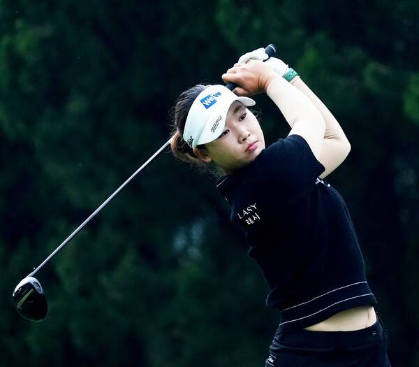 2025년 한국여자프로골프(KLPGA) 투어 '변형 스테이블포드 방식'의 동부건설·한국토지신탁 챔피언십에 출전한 김민솔 프로가 2라운드에서 경기하는 모습이다. 사진제공=KLPGA (사진을 무단으로 사용하지 마십시오.)