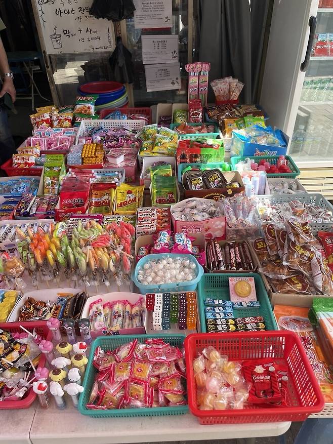 어릴 적에 즐기던 달고나와 쫀드기, 뽑기, 알사탕 등 추억의 과자를 진열해놓은 ‘펭귄 주막’은 향수를 자극한다.